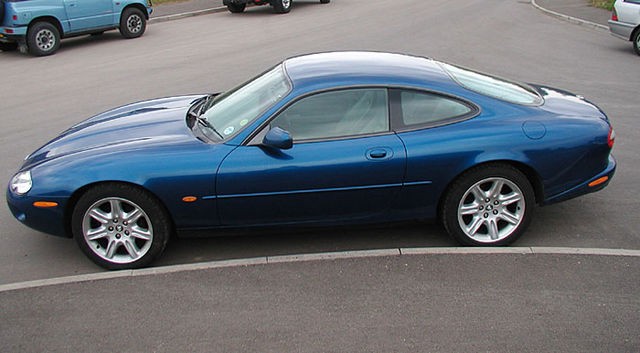 The recommended oil type and oil capacity for the Jaguar XK8