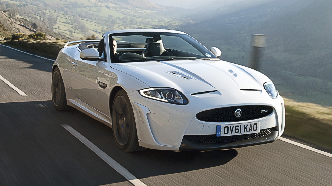 The recommended oil type and oil capacity for the Jaguar XKR