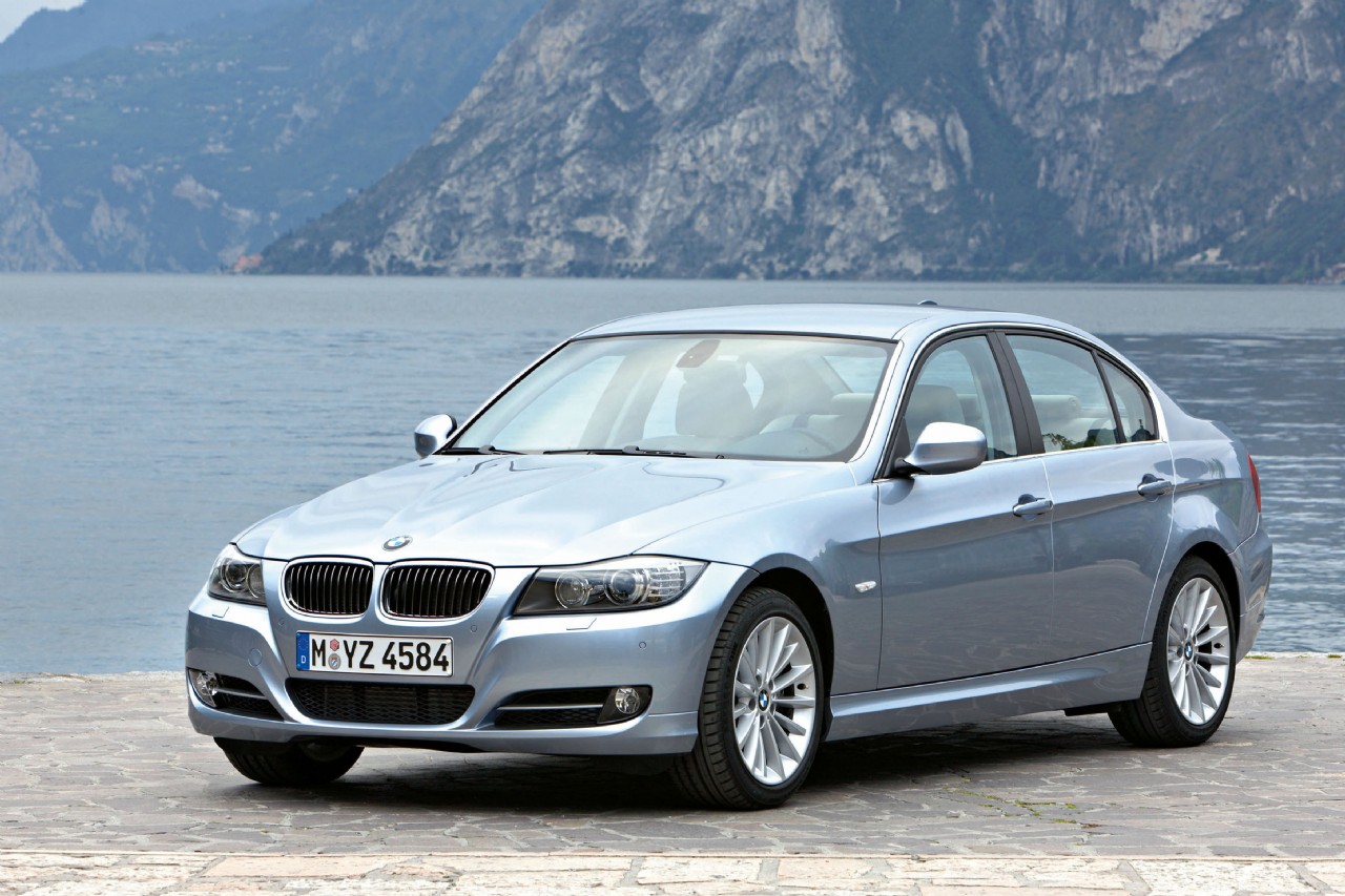 The required oil capacity and type for a BMW 316i