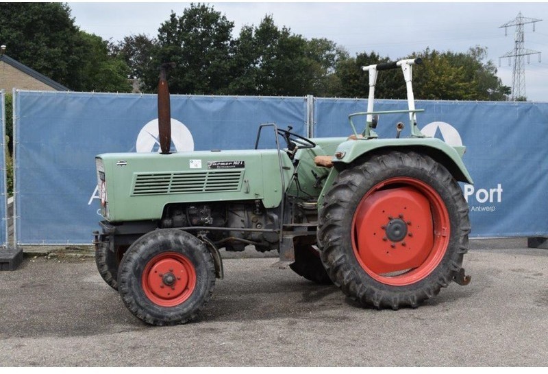 To fix a hydraulic issue on a Fendt 102 tractor