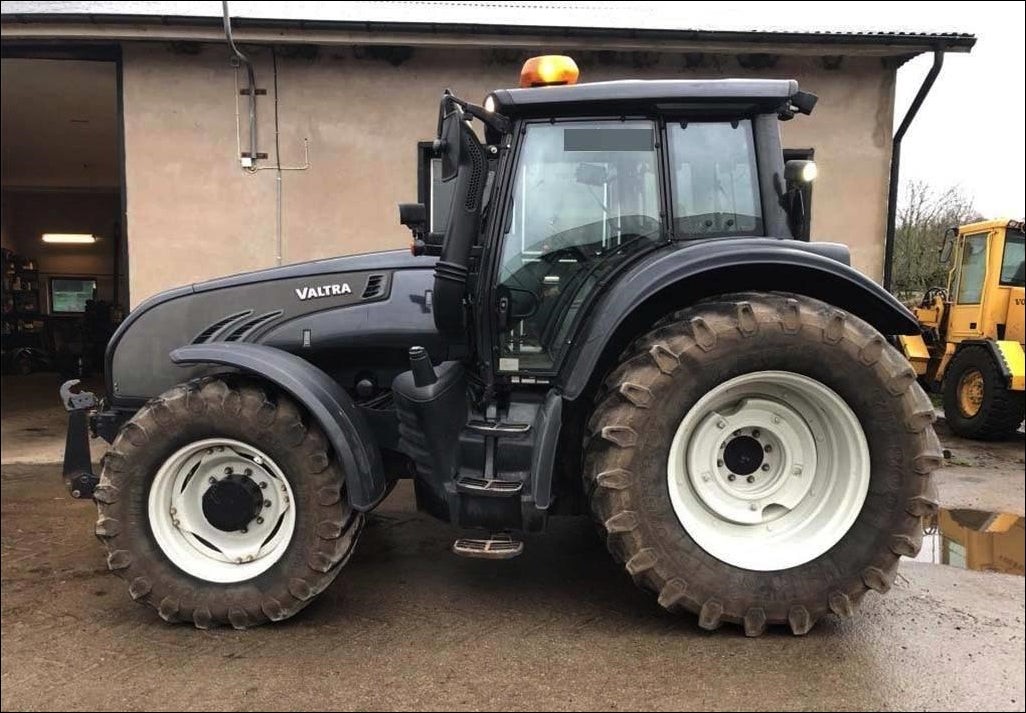 To fix a hydraulic problem in a Valtra T182D tractor