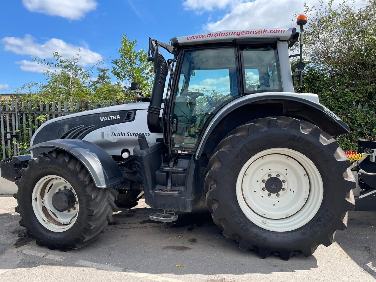 To troubleshoot a hydraulic breakdown in a Valtra T162 tractor