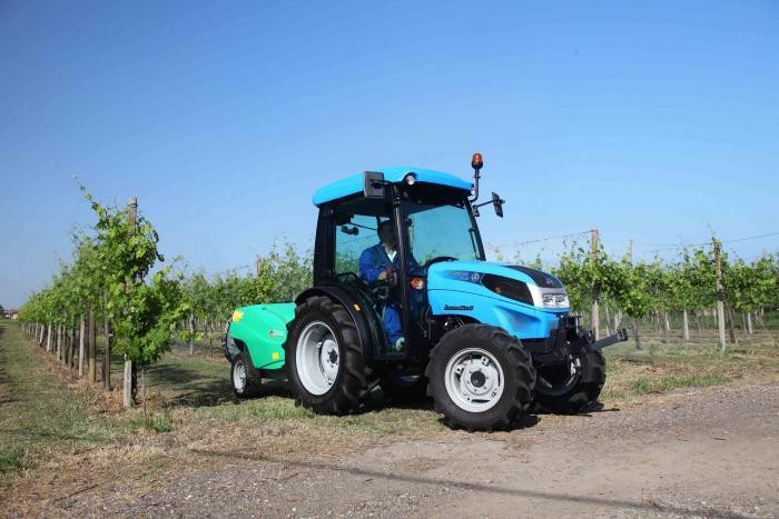 To troubleshoot a hydraulic problem on a Landini Mistral tractor