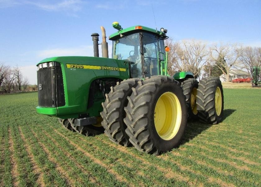 Troubleshooting steps for hydraulic issues on a John Deere 9300 tractor