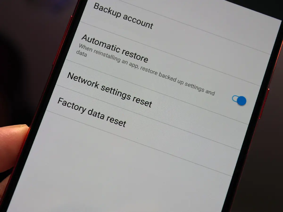 Android phone displaying system update settings menu with download and install options